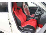 【運転席】レッド基調のインテリアにヘッドレスト一体型のスポーツシート。シートリフターで座面の高さを調整可能です。フロアマット付です。
