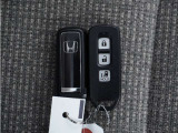 ◆スマートキー◆カギをバッグやポケットに入れたままでもドアロックの開閉ができる『スマートキー』付き!雨天や暗くなってもカギを取り出す必要がなくドアの開錠&エンジンも始動できます