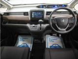 運転にかかわる様々な操作を安全に行えるように視点移動が少なく、操作性に配慮されたスイッチ類が凝縮されたコクピットです。