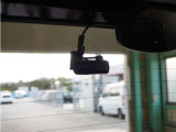 この車にはリアにもドライブレコーダーを装備しております◆映像・音声などを記録する自動車用の装置です。 もしもの事故の際の記録はもちろん、旅行の際の思い出としてドライブの映像を楽しむことができます。