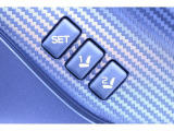 運転席はシートメモリー機能が付いているので、自分以外の人がシートを動かしても、ボタン一つでセットした位置に戻せます。