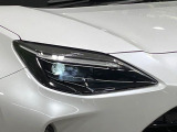 【LEDヘッドライト】悪天候や夜間走行時も良好な視界を確保し安心して運転できる高輝度LEDヘッドライトを装備!点灯速度が早く、消費電力も抑えられています。