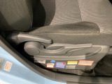 シートハイトアジャスターが付いているので運転姿勢を調整するのに便利ですね。身長に合ったシートポジションは安全運転や疲労軽減にもつながります。