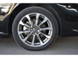 純正17インチアルミホイル/タイヤサイズは215/50R17です