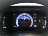 とっても見やすいメーターです。夜間時はラグジュアリーな気分にさせてくれる照明が魅力ですので、夜のドライブも楽しみになりますよ♪