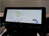【ディスプレイオーディオ】スマホの地図アプリを画面で表示。目的地設定、ルート案内も画面タッチでできます。普段スマホで聴いている音楽も車内スピーカーで聴けます。