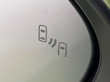 【ブラインドスポットモニター】走行中、ドアミラーの死角になりやすい箇所に後続車が接近するとサイドミラーのレンズに警告を表示!ドライバーに注意喚起をしてくれます。