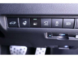 オートマチックハイビーム、トラクションコントロール(横滑り防止機能)、車載カメラの視点切替、ハンドルヒーター等のスイッチが集中配備されています。