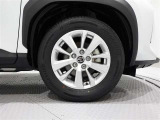 純正アルミホイールを装備、タイヤサイズは205/65R16です。