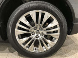 純正19インチアルミホイール装備。