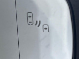 【ブラインドスポットモニター】走行中、ドアミラーの死角になりやすい箇所に後続車が接近するとサイドミラーのレンズに警告を表示!ドライバーに注意喚起をしてくれます。