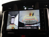 『全周囲カメラ付きバックガイドモニター』走行ラインを誘導してくれる補助線もありますので車庫入れが苦手な方も楽ちんです!!