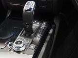 車内中央のセンターコンソール。ピアノブラックインテリアトリムがより上品な空間を演出してくれます。