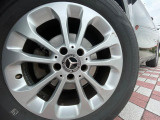 ●純正17インチアルミホイール:輸入車ならではの卓越した走りを支えるホイールと足回りです!日本車の走りに慣れている方にもぜひ体感して頂きたいほど、高いレベルでまとまっています!