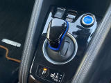 e-POWERならではのシフトレバーで、バックやドライブなどの切り替えがラクラクです!