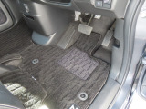【フロントのフロアマット】前席は純正フロアマット付きです。大きな汚れもなく、使用感も少なめで綺麗な状態です。