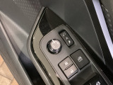 狭い駐車場で便利な電動格納ドアミラーが付いています。