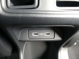 後席用のUSBチャージャーも装備されています。