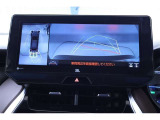 車を上から見たような視点のパノラミックビューモニター。後方の死角だけでなく左右や前方の障害物の発見もしやすくなります!