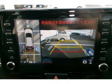 パノラミックビューモニター付きです。車両を上から見たような映像をディスプレイオーディオ画面に表示。運転席からの目視だけでは見にくい、車両周辺の状況をリアルタイムでしっかり確認できます。