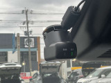 日産オリジナル前後ドライブレコーダーを搭載しております。車室内カメラで車内および車側面を撮影。走行中の幅寄せ対策や後方撮影にも対応しております。