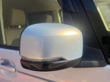 対向車から見やすいウィンカー付きドアミラー。