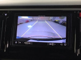 リバースギアに入れるだけで後方の表示へ切り替わります。夜間や雨の日の駐車も楽になりますよ。