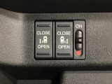 リアドアは乗り降りに便利な両側電動スライドドアです。また運転席に座っていながらスイッチ操作で自在にスライドドアを開け閉めできます。