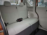 上方向に余裕があるため、大人でもしっかり座れる後席スペ-ス。