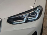BMWの伝統の丸目4灯ヘッドライトでございます。LEDライトで視認性もよく明るく安全性の向上につながります。