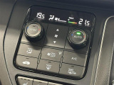 【左右独立オートエアコン】左右独立型、いわゆるデュアルエアコンです。運転席と助手席でそれぞれお好みの温度を設定可能です。