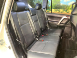 後部座席も気になるようなキズ・汚れやへたり等、大きなダメージはなく、良好な状態です。