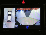 【パノラミックビューモニター】映像で、見づらい車両周辺の確認をアシスト。クルマを真上から見ているような映像を表示。 運転席から確認しにくい車両周囲の状況を把握。