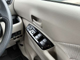運転席側のドア部。こちらのスイッチでドアミラーの角度調整やパワーウィンドーの操作が可能になります。