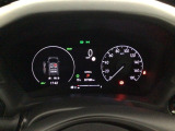 メータは先進的なデジタルメーターを採用!ゆっくりと数字が動くのでとても見やすく表示されます!続可能距離等の情報やHonda SENSINGの注意・警告も表示します!