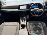 エアコン操作や車両の設定、オーディオ設定などはナビゲーション画面で行います。その分、物理ボタンが少なくなったのですっきりとした車内デザインです。