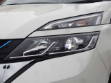 【LEDヘッドライト】悪天候や夜間走行時も良好な視界を確保し安心して運転できる高輝度LEDヘッドライトを装備!点灯速度が早く、消費電力も抑えられています。