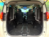 後席を格納すると、これだけの広さが!シーンに合わせたシートアレンジで、大きな荷物も積むことが出来ます♪