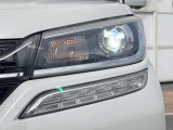 【LEDヘッドライト】悪天候や夜間走行時も良好な視界を確保し安心して運転できる高輝度LEDヘッドライトを装備!点灯速度が早く、消費電力も抑えられています。