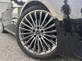 メルセデス・ベンツの定める厳しい基準をクリアしたお車のみをご案内させて頂きます。納車前整備はメーカー規定に基づき最大100項目にも及ぶ点検を熟練のメカニックによって行いご納車させて頂きます。
