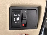 【パワースライドドア】助手席側がパワースライドドアになっており、運転席のスイッチやスマートキーでも開閉が可能です!開口部も広いので乗り降りも楽々♪