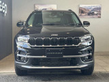 伝統のセブンスロットルグリルが一目でJeepと分かります。