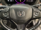 ハンドルにHondaセンシング系のクルーズコントロールやレーンキープアシストなどのスイッチと、オーディオの操作スイッチが装備されています。ハンドルから手を離さず安全に操作できます。