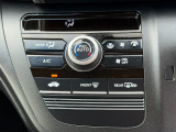 車内環境を自動でコントロールするフルオートエアコン。長距離ドライブも快適です。
