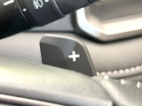 【パドルシフト】ハンドルから手を離さずに素早くシフトアップ&ダウンができるので、エンジンブレーキを使う下り坂や高速道路の合流で加速したい場面で役立ちます。