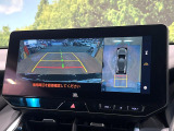 【パノラミックビューモニター】専用のカメラにより、上から見下ろしたような視点で360度クルマの周囲を確認することができます☆死角部分も確認しやすく、狭い場所での切り返しや駐車もスムーズに行えます。