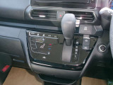 操作しやすいシフトレバーとタッチ式エアコンパネルで運転も楽々です。