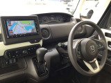 シンプル設計で扱いやすい運転席空間。広く見やすい視界で、メーターもスッキリデザイン。
