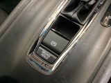 セレクトレバーの下に電子制御パーキングブレーキがあります。スイッチひとつで、停車した地点の傾斜などをシステムが検知・判断してブレーキ力を自動的に最適制御し、しっかり停車できるパーキングシステムです。
