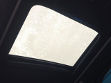 【サンルーフ】開放感たっぷりの希少装備、サンルーフが装着されています!車内に明かりを取り入れたり景色を楽しむ以外にも、車内の空気も簡単に換気できて快適です!